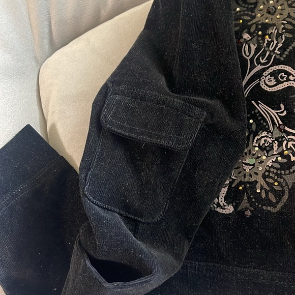 Suede short long sleeve blazer with gold flower on the back. - Picture 2 of 4